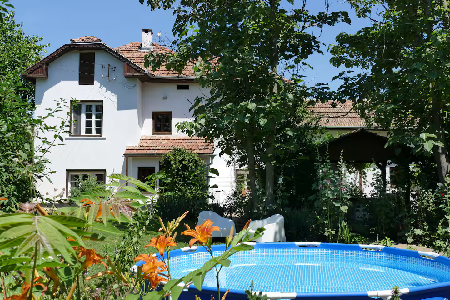 Снимка 2 от 5: Реновирана къща с голям двор, уединение и Airbnb история в с. Сломер